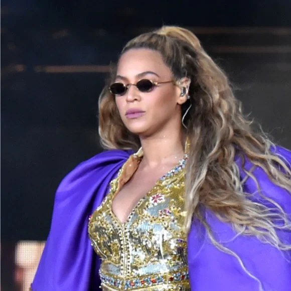 Roberi & Fraud “Doris” Sunglasses Gold - Picture 4 of 8